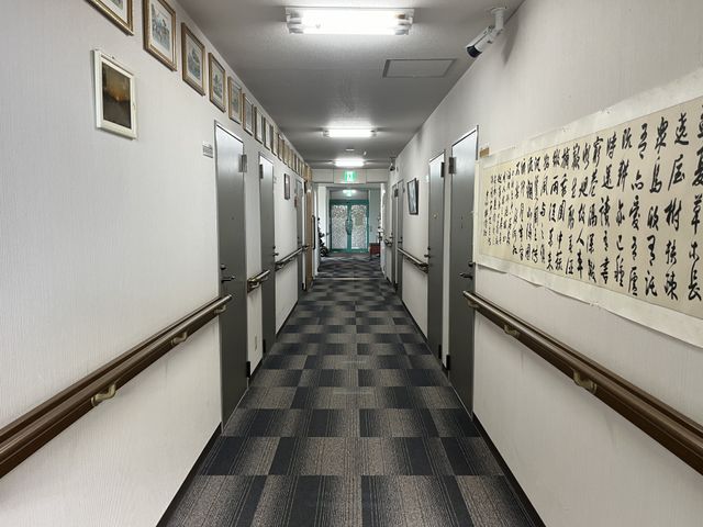 落ち着いた雰囲気の廊下 廊下 長い直線の廊下は、落ち着いた色合いで、日常の移動を快適にサポートします。