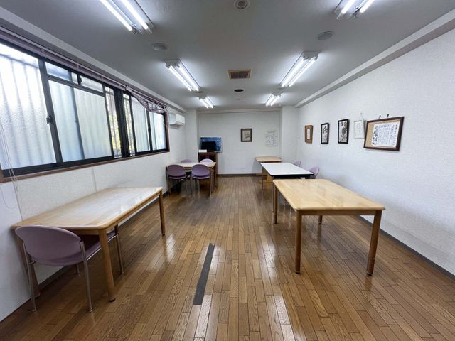 自然光が入る部屋 多目的室 広々とした室内で、自然光が差し込みます。木製のテーブルが温かみを演出する空間です。