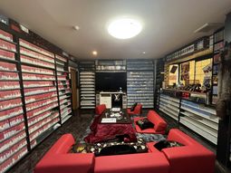 書棚に囲まれた部屋