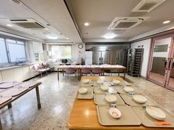 明るく広々とした食堂