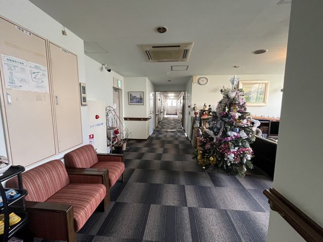 長い廊下とソファの廊下 廊下 奥行きのある廊下には、クリスマスツリーとソファが置かれ、温かみある雰囲気です。