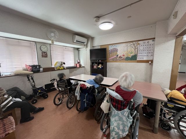 くつろぎのリビング リビング 落ち着いた雰囲気の中、車椅子の方々がくつろげるリビングです。壁には季節の絵が飾られています。