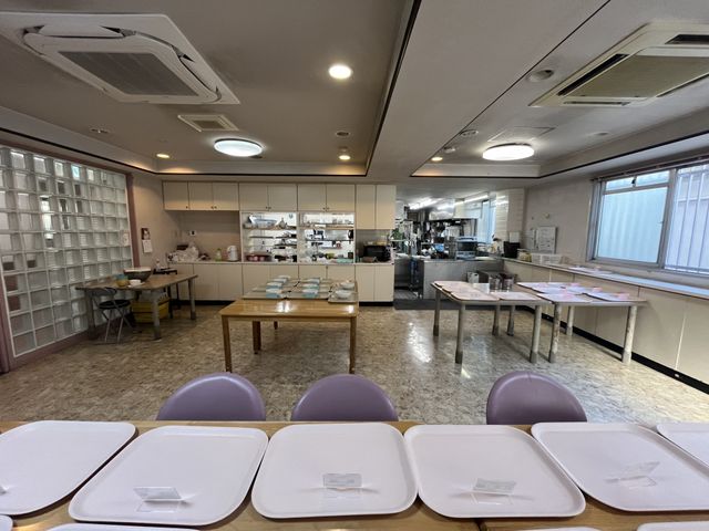 調理スペースの様子 キッチン 広々とした調理スペースでは、効率的に料理を準備できます。明るい環境が特徴です。