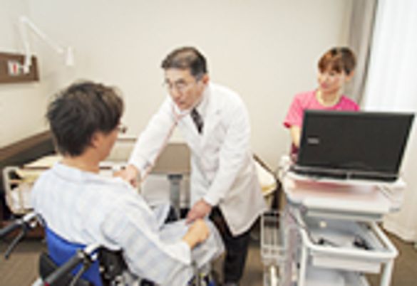 医師が診察する場面