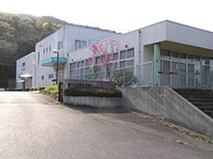 静かな施設の外観
