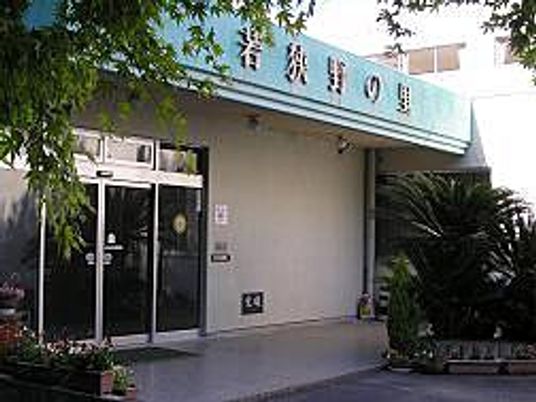 静かな施設入口