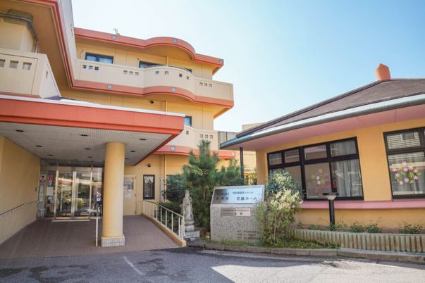 車椅子対応の建物外観
