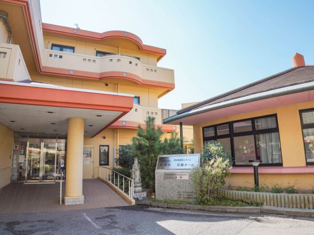 車椅子対応の建物外観 外観 広々とした玄関は、車椅子でも安心して利用できる設計です。明るい時間帯に施設を訪問できます。