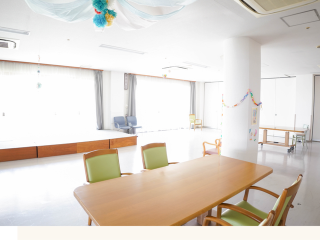 広々とした明るい空間 ラウンジ 自然光が降り注ぐ広々としたラウンジです。椅子に座りながらくつろぐことができます。