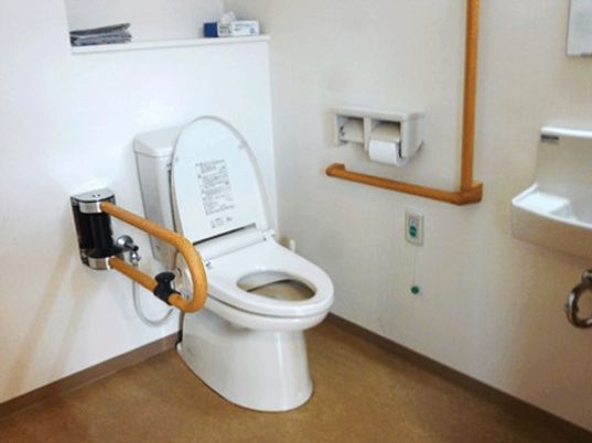 バリアフリー設計のトイレ