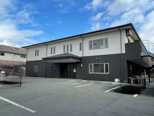 広々とした新しい建物外観