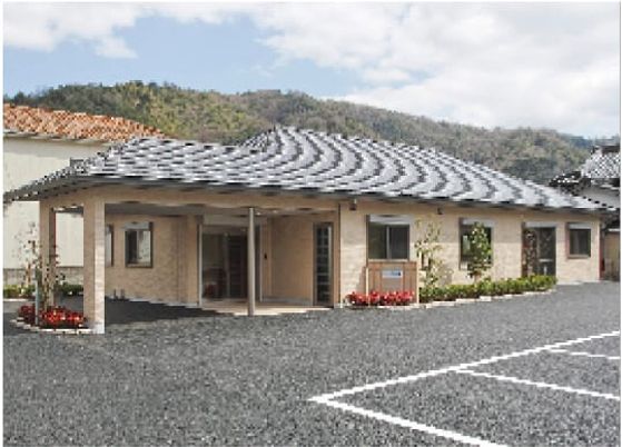 静かな建物の外観