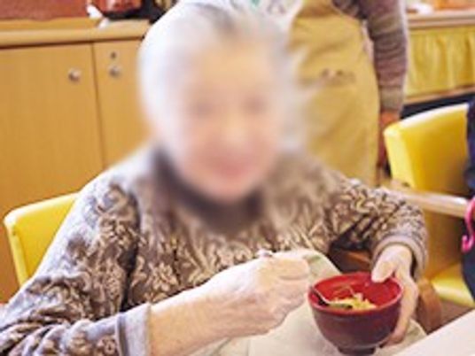 食事を楽しむ女性