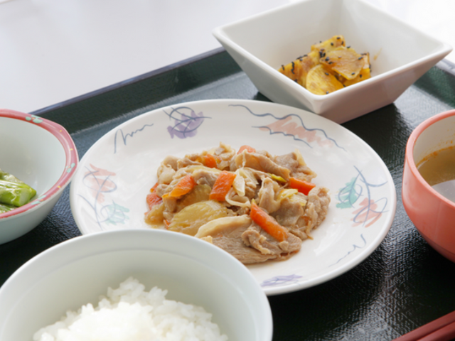 栄養バランス豊富な料理 料理 栄養バランスを考えた食事が提供されます。季節の食材を使ったおいしい一品です。