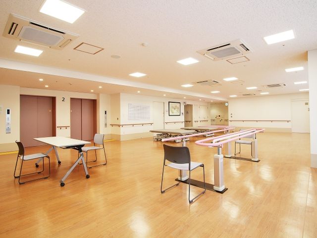開放的な訓練室 機能訓練室 広々とした空間で、安心してリハビリに取り組むことができる環境が整っています。