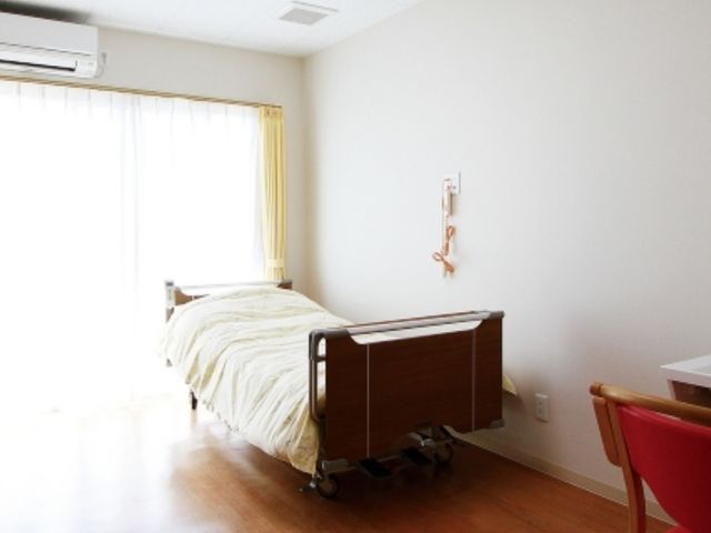 明るい個室の居室 居室 自然光が差し込む明るい空間で、快適に過ごせます。グリップ付きの設備も整っています。