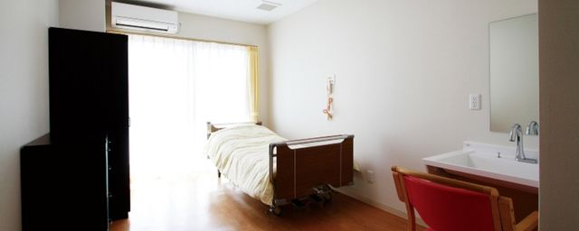 明るい個室の居室