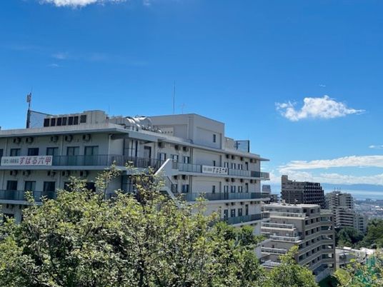 建物外観と青空の外観  