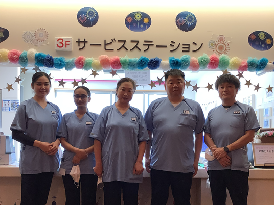 スタッフが並ぶサービスステーション  
