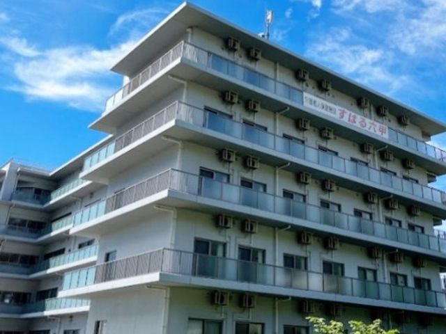 多層階建ての建物外観 外観 多層の建物は、開放感のある広いバルコニーが特徴です。青空の下、快適な暮らしを想像できます。