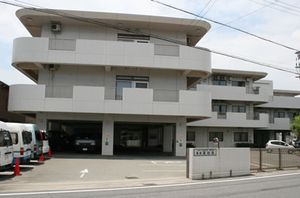 明るい施設の外観
