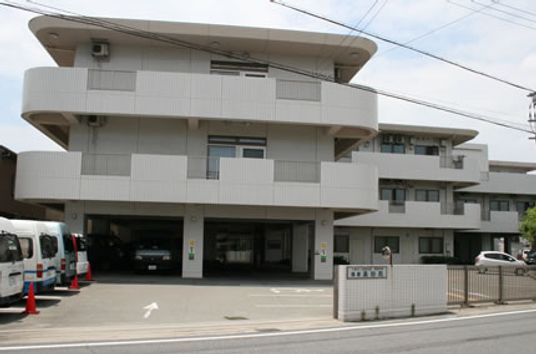 明るい施設の外観