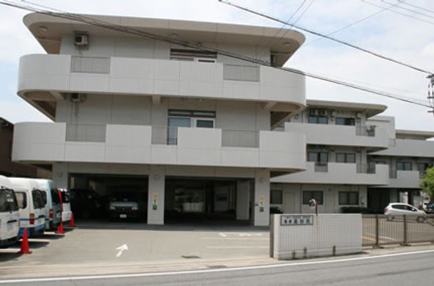 明るい施設の外観