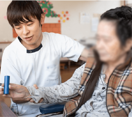 親切な介護の様子