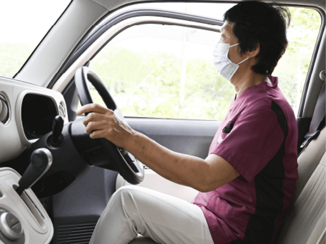 運転中のスタッフ スタッフイメージ 車両を運転しながら、安全に配慮し業務を行うスタッフの様子です。勤務環境の一例となります。