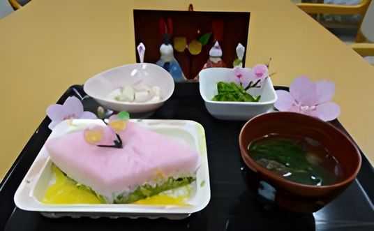 彩り豊かな料理の展示