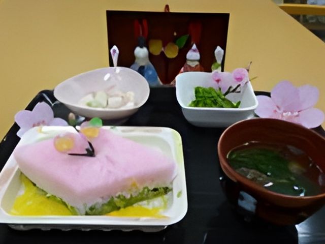 彩り豊かな料理の展示 料理 季節感を大切にした彩り豊かな料理があります。食事を通じて季節の変化を楽しめます。