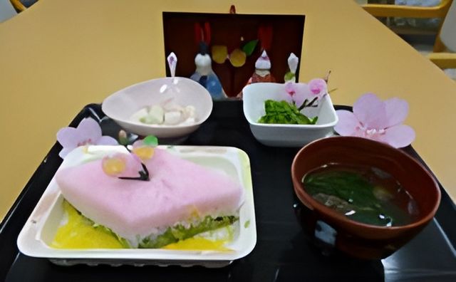 彩り豊かな料理の展示 料理 季節感を大切にした彩り豊かな料理があります。食事を通じて季節の変化を楽しめます。