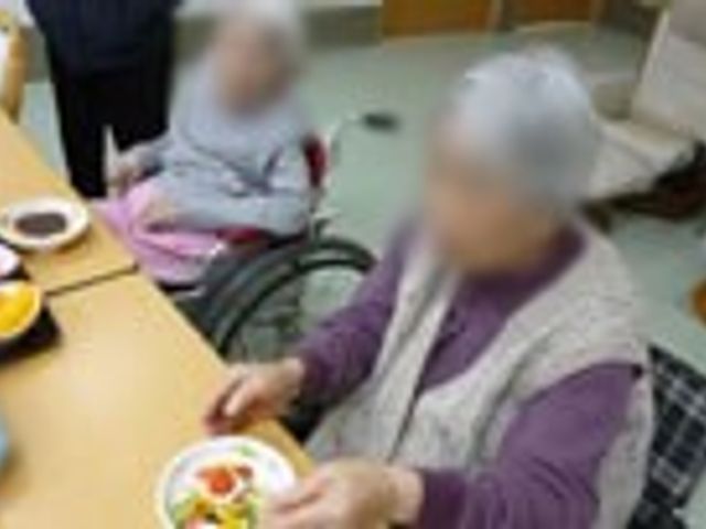 食事中の様子 ダイニングルーム 明るい空間で食事を楽しむ利用者の様子です。快適な雰囲気の中で交流が図れます。