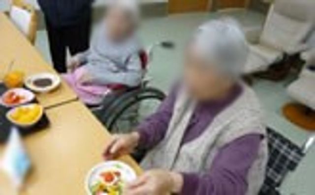 食事中の様子 ダイニングルーム 明るい空間で食事を楽しむ利用者の様子です。快適な雰囲気の中で交流が図れます。