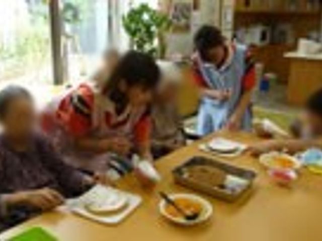 にぎやかなダイニングルーム ダイニングルーム 食事を楽しむ人々の笑顔が見られるダイニングルームは、温かい雰囲気の中で和やかに過ごせます。