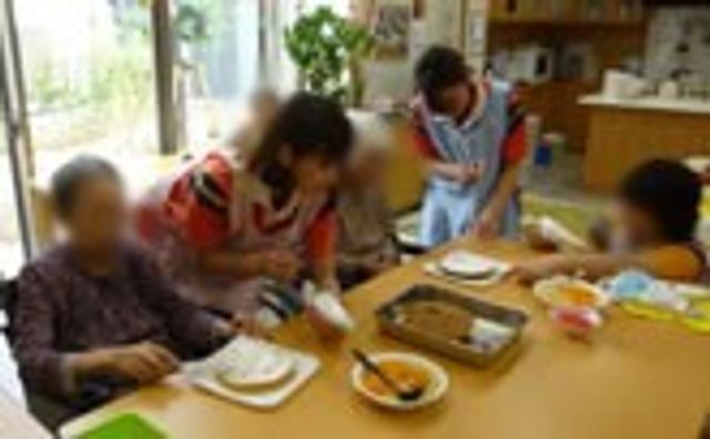 にぎやかなダイニングルーム ダイニングルーム 食事を楽しむ人々の笑顔が見られるダイニングルームは、温かい雰囲気の中で和やかに過ごせます。