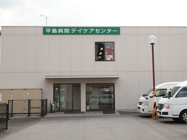 看板が見える建物 外観 この施設のエントランスでは、明るい玄関が来訪者を迎えます。車椅子でも入りやすい設計です。