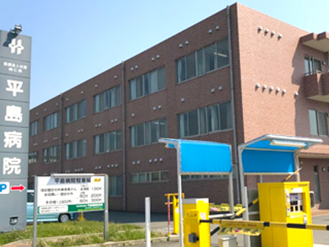 茶色の建物外観 外観 広々としたエントランスがあり、訪れる方を温かく迎えます。施設前には駐車スペースも完備されています。