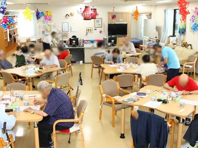 交流が広がる室内 ラウンジ 開放的なラウンジでは、利用者同士が自由に交流を楽しむことができます。活動的な場面が広がっています。