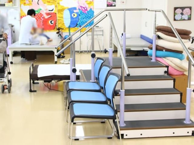 機能訓練室の様子 機能訓練室 階段やリハビリ設備が整った空間で、利用者の活動を支援する様子が見られます。