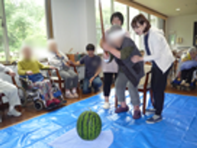 スイカ割りの様子