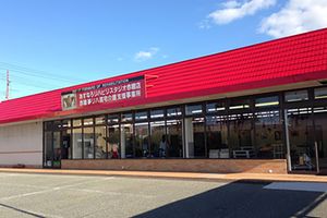 広々とした施設外観