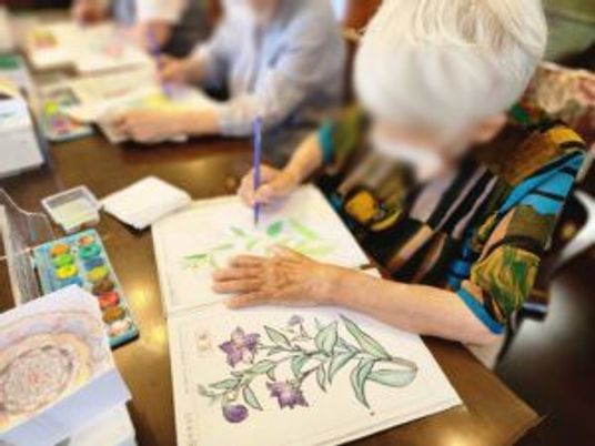 絵を描く高齢者の方