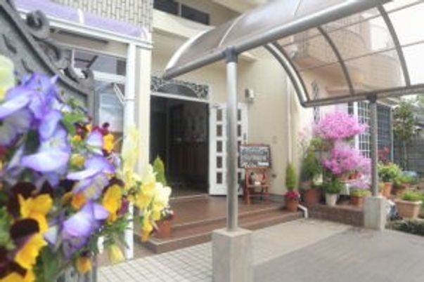 植物が彩るエントランス
