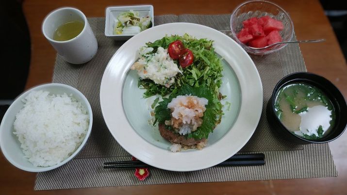 彩り豊かな食事風景