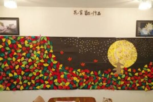 色とりどりの壁装飾