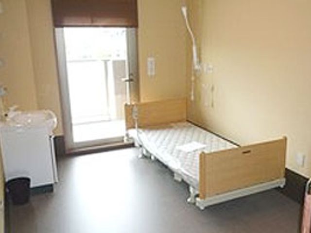 シンプルな居室 居室 自然光が入るシンプルな空間で、落ち着いた居住環境を提供しています。