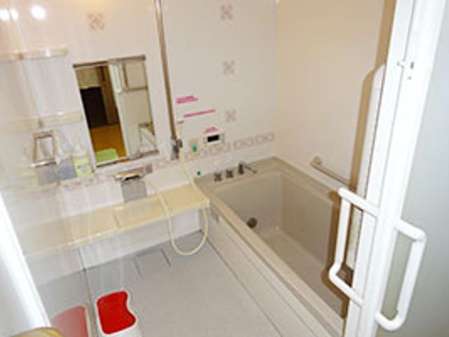 使いやすい浴室 浴室 清潔感がある浴室は、手すりが設置されており、安全に配慮されています。