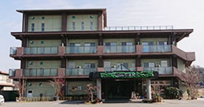 広い玄関の建物