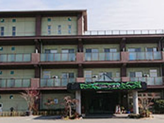 広い玄関の建物 外観 堂々とした外観が特徴の建物は、入居者の皆様を快適にお迎えします。仕事帰りの一服に最適な環境です。
